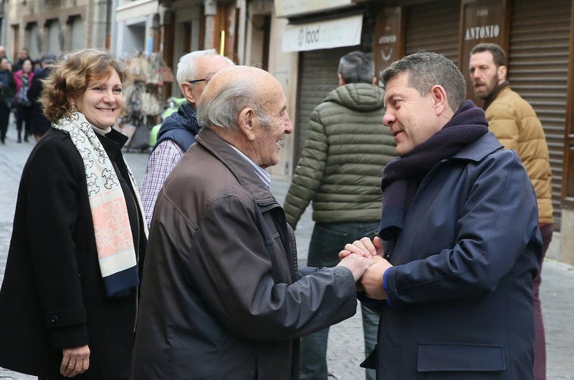 Los políticos felicitan la Navidad y .... se van de migas