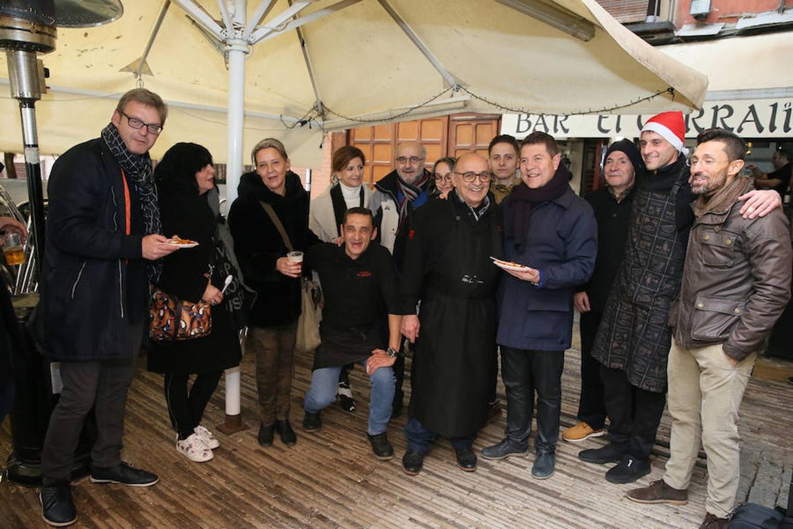 Los políticos felicitan la Navidad y .... se van de migas