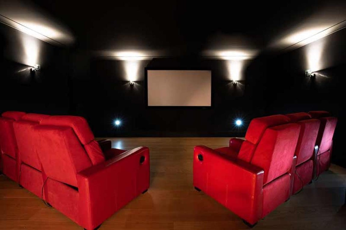 Sala de cine. Pero ahí no acaban las sorpresas. La vivienda de Cristiano Ronaldo dispone de sauna, jacuzzi, gimnasio e incluso una sala de cine. Sí, nada de moverse a un centro comercial o a un cine independiente. El jugador disponía de su propia sala para él y la compañía que escogiese. ¡Todo un lujo!