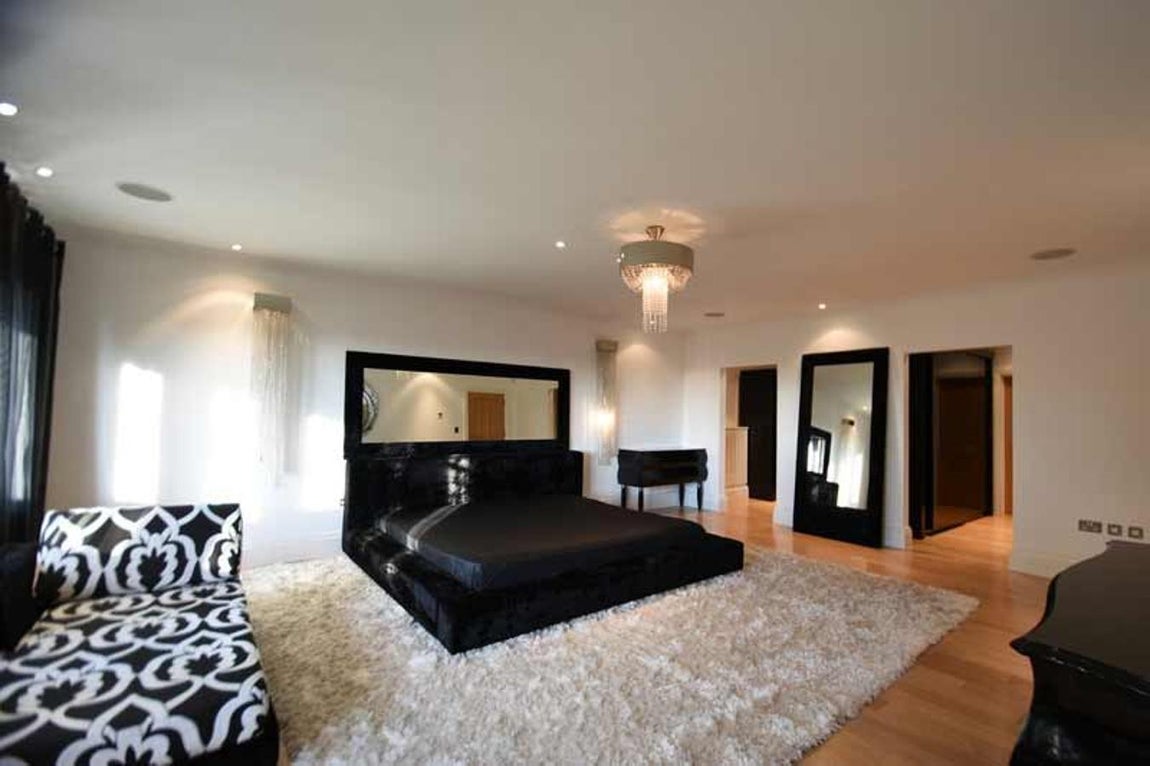 Suite principal. 4,2 millones de euros es la cifra que pagó por esta vivienda en Alderley Edge (Cheshire), a solo 38 kilómetros de Manchester. ¿El precio por el que la vende en estos momentos? 3,8 millones de euros, una rebaja más que notable pero que no supone mucho en su economía.