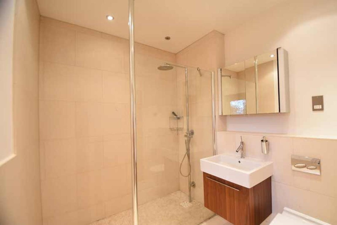 Uno de los baños. Durante todo este tiempo en el que el jugador ha vivido en Madrid y actualmente en Turín (Italia), Luke Shaw, delantero del Manchester, ha sido el huésped de esta mansión británica. La cifra que ha desembolsado por mes ha sido de 7.000 euros, pero ahora el jugador deberá buscar un nuevo hogar ya que Cristian Ronaldo ha decidido ponerla a la venta y dejar de alquilarla.