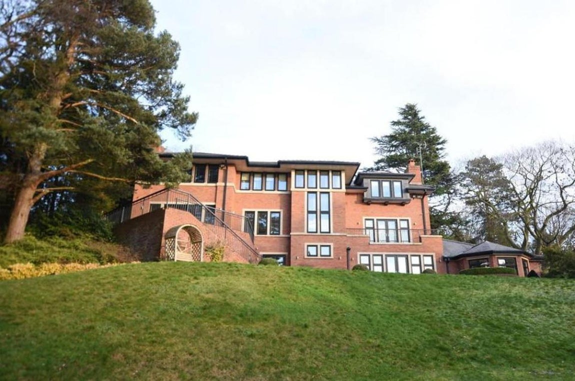 Jardín. La vivienda cuenta también con un amplio garaje, un enorme jardín y dos terrazas. Aunque la ciudad está envuelta la mayor parte del tiempo por bajas temperaturas, el jugador de la Juventus prefirió tener una casa con un espacio exterior.