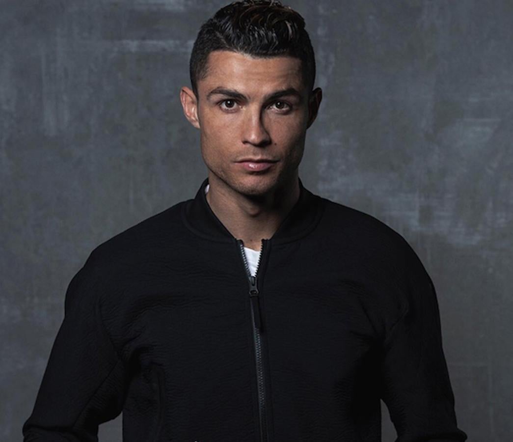 Cristiano Ronaldo. Teniendo en cuenta que el jugador de fútbol es una de la figuras más aclamadas en todo el mundo, la vivienda debería haber subido de precio solo por el simple hecho de que el portugués vivió en ella, pero lo cierto es que Cristiano Ronaldo la ha rebajado casi 600.000 euros al precio al que él la compró.