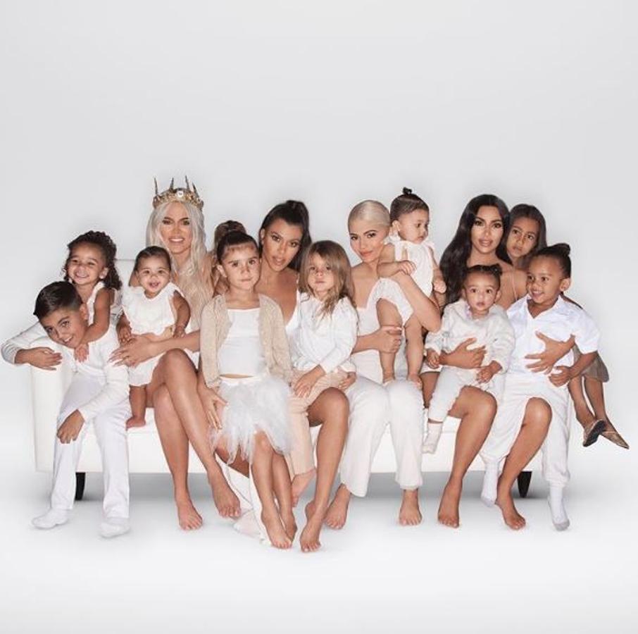 Las Kardashian lo han celebrado en familia, como suele ser habitual en ellas. Además no han dudado en hacer un posado navideño para felicitas las fiestas a todos sus seguidores.. 