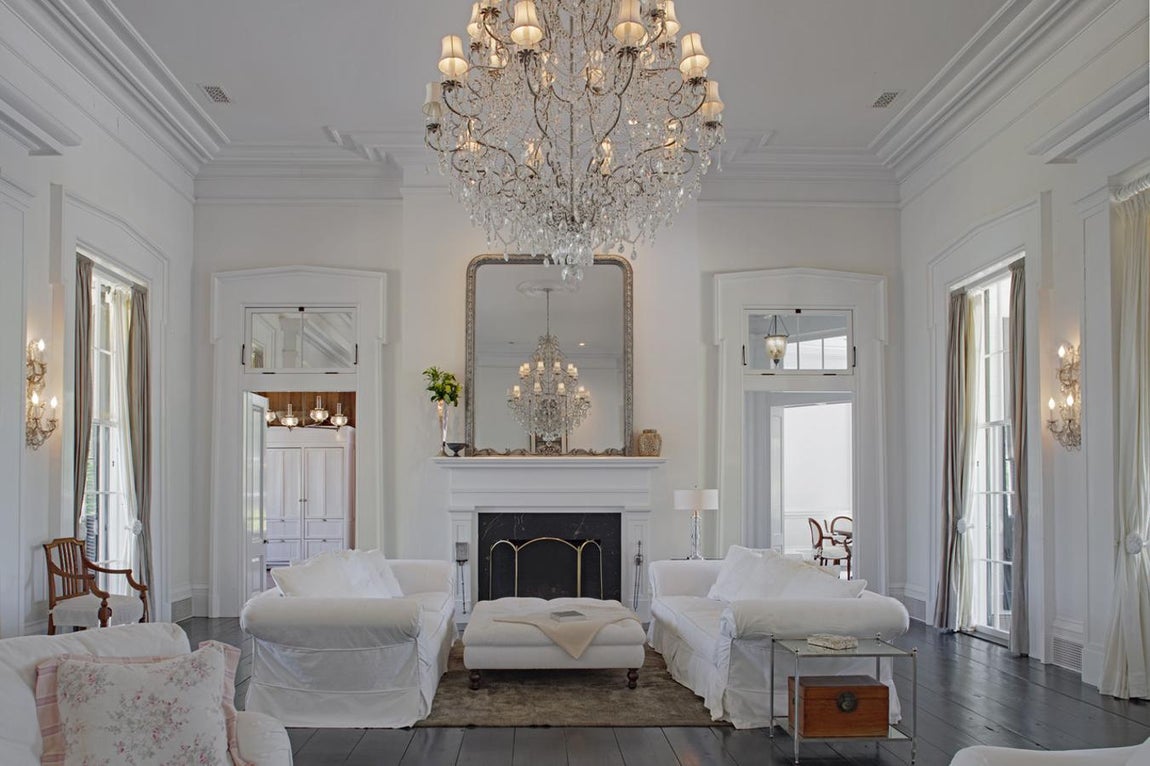 Ben Affleck. Ben Affleck es otro de los actores que ha aprovechado para vender su <a href="https://www.abc.es/summum/living/casas/abci-lujosa-casa-affleck-sacrifica-301018942814-20180619173742_galeria.html" target="_blank">enorme mansión</a>. Esta se encuentra en Georgia, y el motivo de la venta se debe a que ha querido irse a vivir con sus hijos al lujoso distrito californiano de Riviera Palisades. El inquilino ha de desembolsarse de 7,6 millones de euros si quiere vivir en esta vivienda de 500 metros cuadrados, en una isla privada a donde sólo los propietarios pueden acceder y respirar aire puro 24 horas.