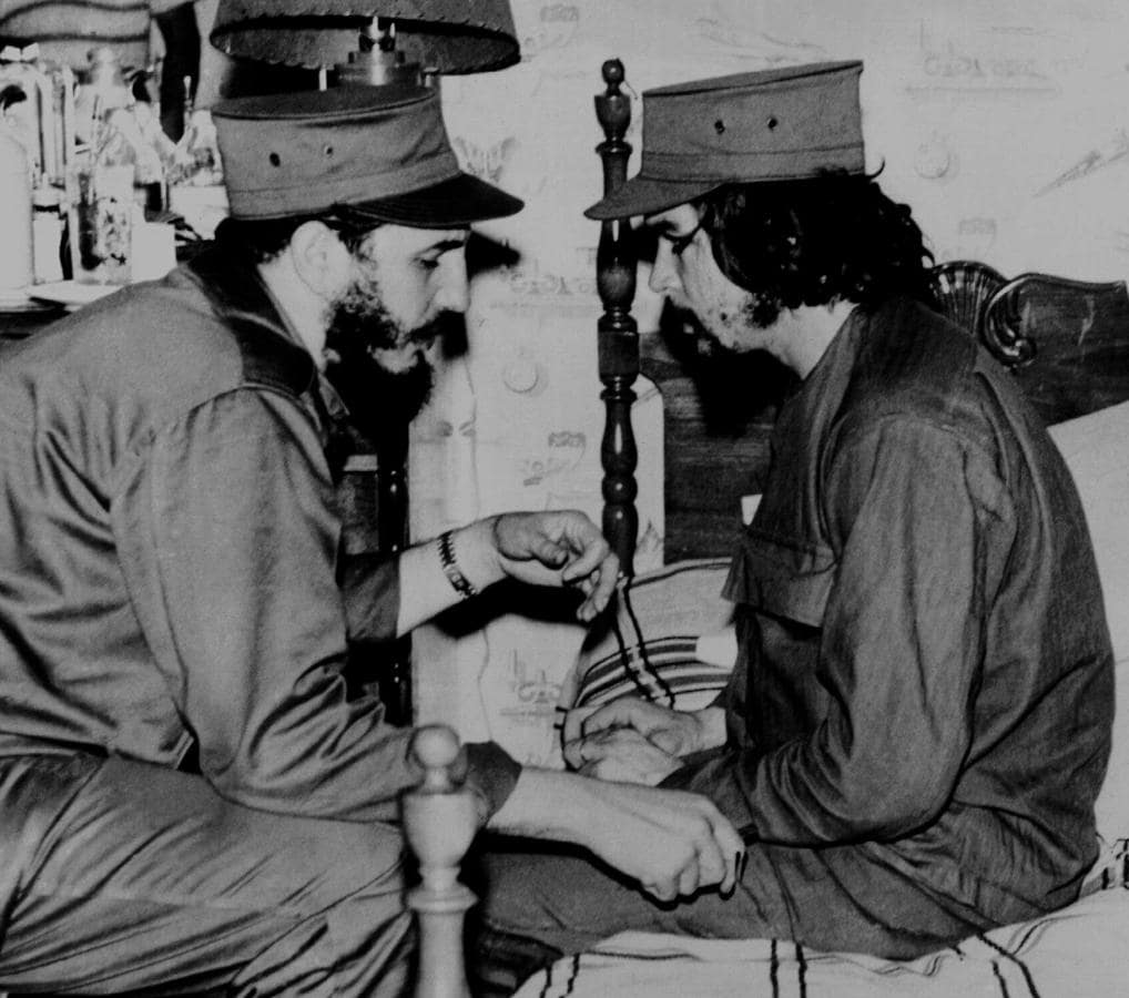 Fidel Castro conversa con el Che Guevara. 