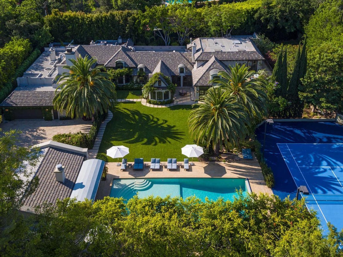 Madonna. Más de 15 millones de euros perdió Madonna al vender esta magnífica <a href="https://www.abc.es/summum/living/casas/abci-casa-malvendio-madonna-301436070680-20181003010430_galeria.html" target="_blank">mansión en Beverly Hills</a>. La cantante la vendió por 19 millones de euros y tras una reforma, la vivienda está valorada en 35 millones de euros. Se construyó en 1968 y en sus 550 metros cuadrados hay una enorme piscina, dos salones y ocho dormitorios.