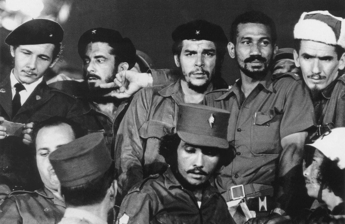 Raul Castro,Antonio Núñez Jiménez, Ernesto «Che» Guevara, Juan Almeida y Ramiro Valdés, en La Habana durante el primer año tras el triunfo de la revolución. 
