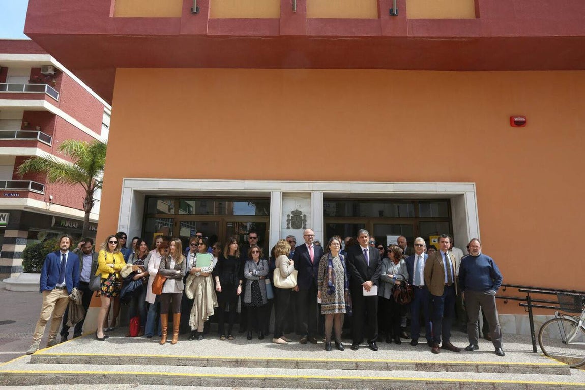 21 de abril. Los funcionarios de Justicia estallaron por el colapso que se vive en las dependencias de la provincia. Situaciones como encontrar decenas de legajos arrumbados en una habitación o el tener que abandonar una sala en San José por el peligro de derrumbe del techo colmaron su paciencia.. 