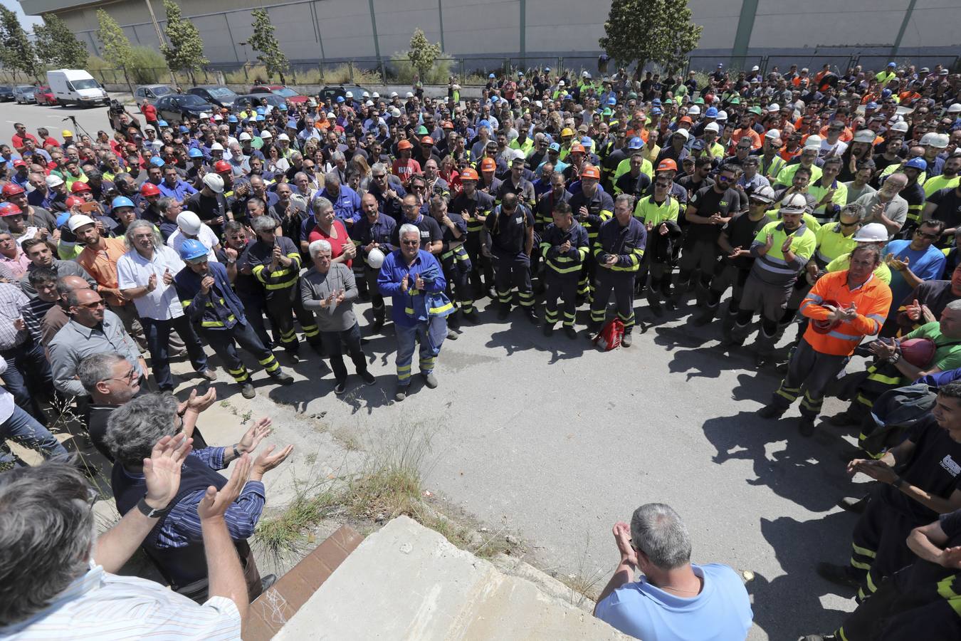 19 de mayo. Dos trabajadores fallecieron en mayo al caerles encima una plataforma de metal de cuatro toneladas de peso mientras trabajaban en su soldadura en una nave del Río San Pedro.. 