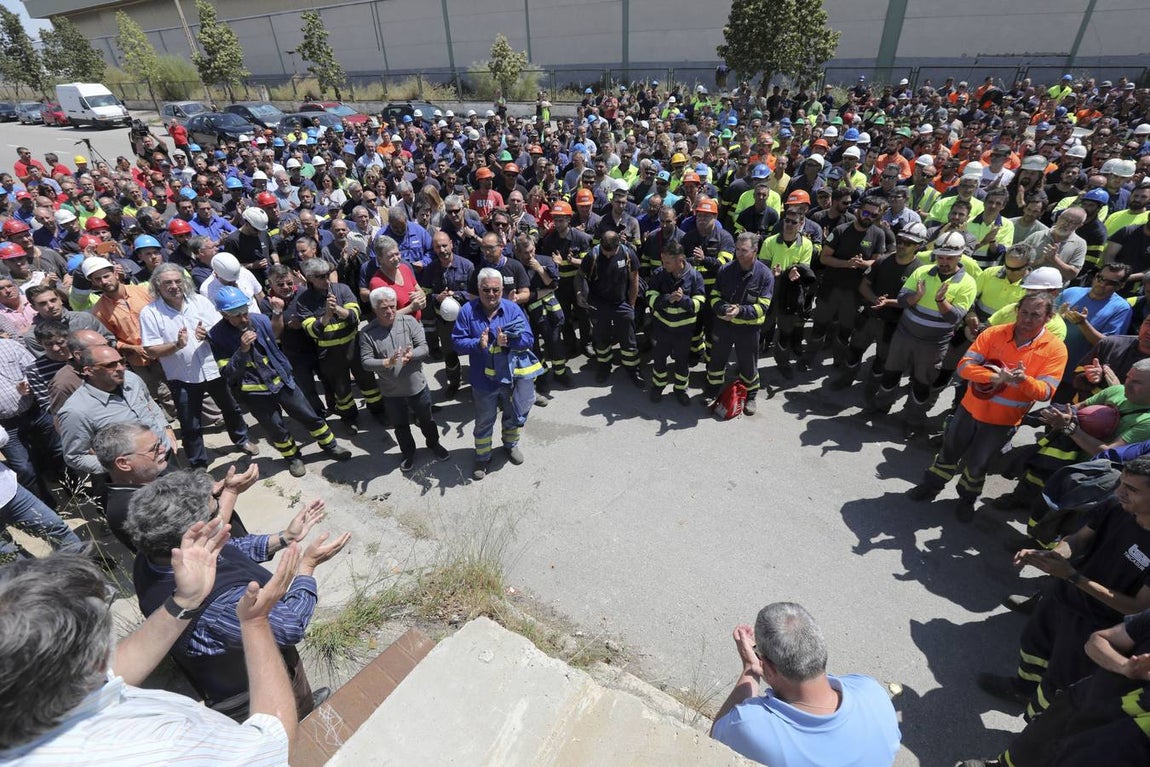 19 de mayo. Dos trabajadores fallecieron en mayo al caerles encima una plataforma de metal de cuatro toneladas de peso mientras trabajaban en su soldadura en una nave del Río San Pedro.. 
