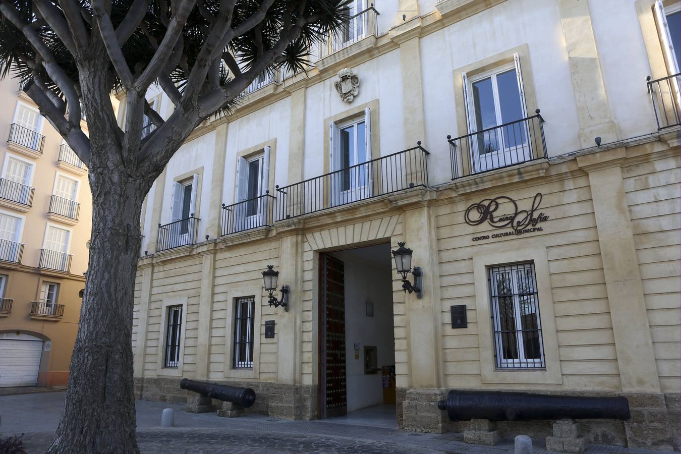 24 de enero. El Ayuntamiento de Cádiz y la Universidad llegaban a un acuerdo por el que el edificio del Reina Sofía pasaría a albergar el Rectorado de la UCA.. 