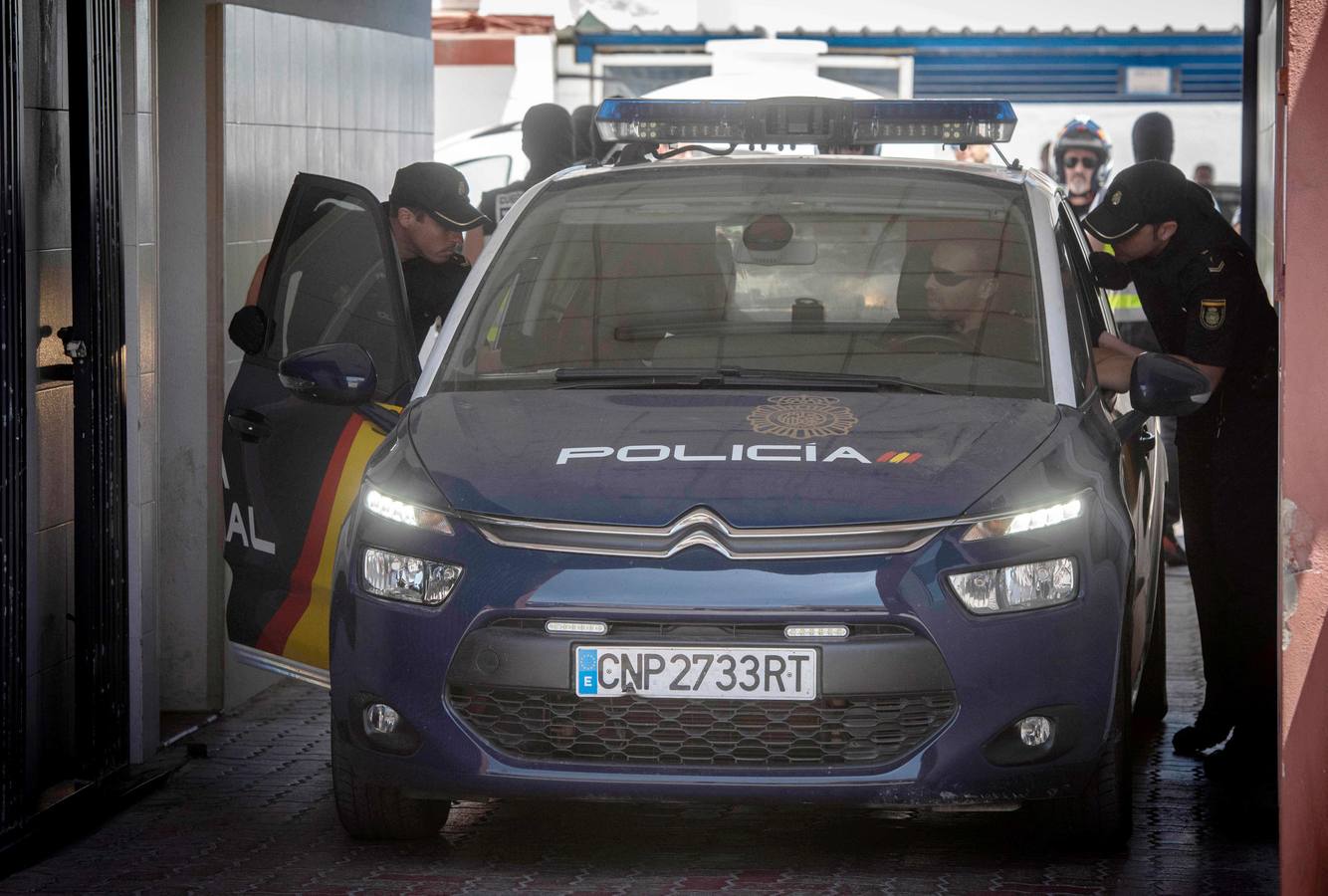 8 de junio. Una operación conjunta de agentes de la Policía Nacional y funcionarios de la Agencia Tributaria permitió la detención en La Línea de Antonio Tejón (líder del clan de Los Castañas), uno de los principales narcotraficantes del Campo de Gibraltar y que llevaba 19 meses fugado de la justicia. Más de 100 policías fueron desplegados en la operación y fue necesario cortar varias calles y se precisó de un helicóptero. El amplio dispositivo se debió, según la Policía, a prevenir posibles altercados y para realizar la entrada y registro en dos inmuebles.. 