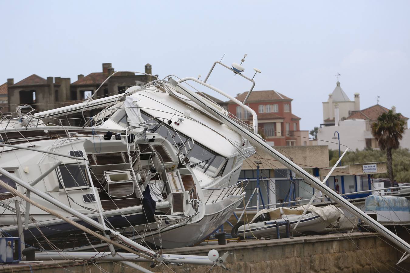 5 de marzo. De nuevo las inclemencias meteorológicas volvían a ser protagonistas en el provincia de Cádiz. En esta ocasión, fue en Puerto Sherry (en El Puerto) donde sufrieron los efectos de un tornado que arrasó la zona, provocando imágenes dantescas y numerosos daños. La hora en la que se produjo la catástrofe evitó que se produjera una tragedia a tenor del destrozo que el viento dejó a su paso.. 