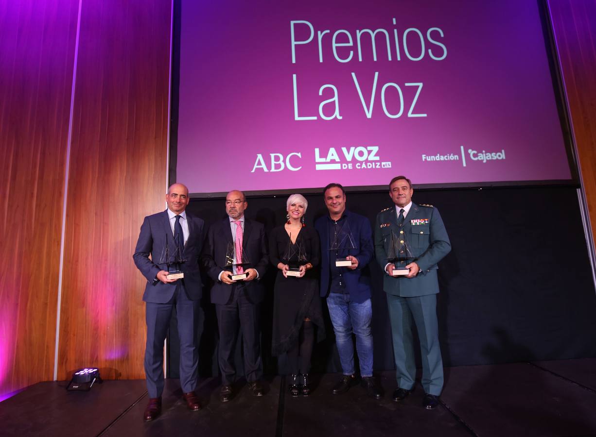 7 de noviembre. LAVOZ de Cádiz volvió este otoño a su cita con los gaditanos más ilustres en la XIII edición de los premios que llevan el nombre del periódico. La artista Pasión Vega, el cocinero Ángel León, el periodista Ángel Expósito, Navantia y el Servicio Marítimo de la Guardia Civil fueron los galardonados de 2018 en una gala conducida por el periodista Francisco Apaolaza y que volvió a reunir los principales agentes sociales y políticos de la provincia.. 