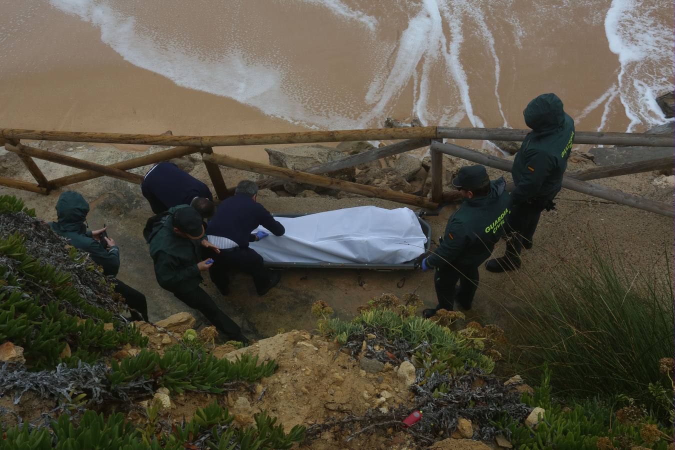 13 de noviembre. Una de las tragedias que marcaron 2018 fue la del naufragio de la patera de Caños de Meca. Hasta 25 cuerpos sin vida fueron devueltos por el mar a las costas de Cádiz en el que se considera uno de los más trágicos naufragios vividos en los últimos años. La macabra aparición paulatina de cadáveres imprimió más dramatismo y sirvió de metáfora de los peligros que deben enfrentar quienes cruzan el Estrecho de Gibraltar en busca de un destino mejor.. 