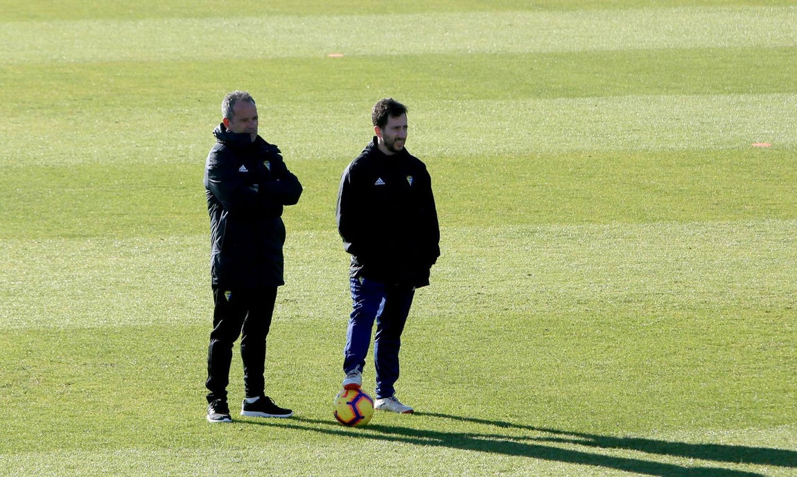 Intensidad e ilusión en el primer entrenamiento del Cádiz en 2019