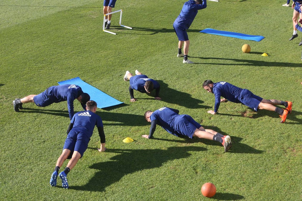Intensidad e ilusión en el primer entrenamiento del Cádiz en 2019