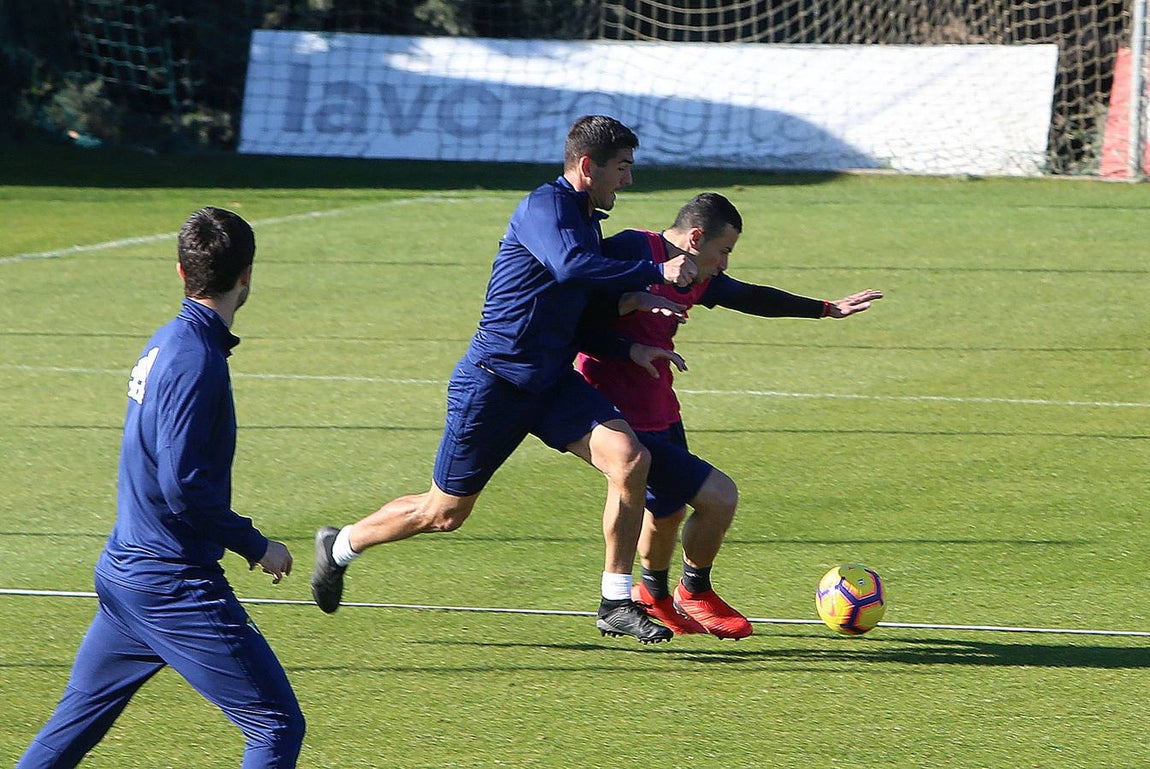 Intensidad e ilusión en el primer entrenamiento del Cádiz en 2019