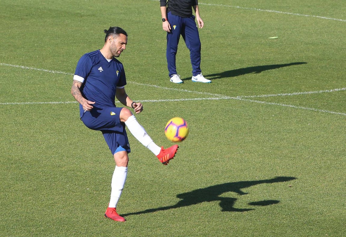 Intensidad e ilusión en el primer entrenamiento del Cádiz en 2019