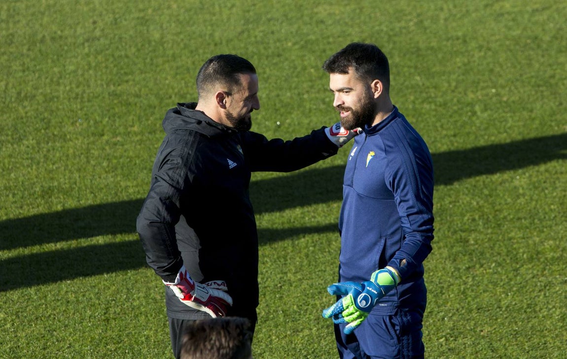 Intensidad e ilusión en el primer entrenamiento del Cádiz en 2019