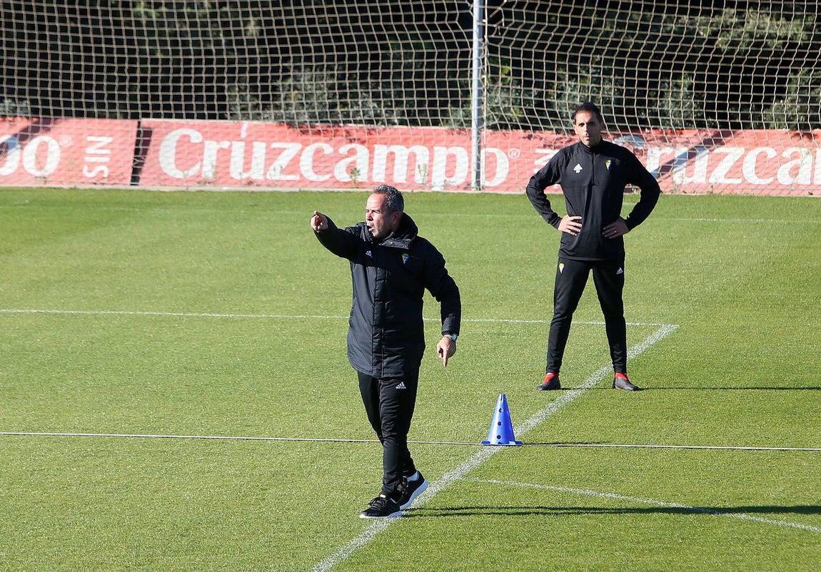 Intensidad e ilusión en el primer entrenamiento del Cádiz en 2019