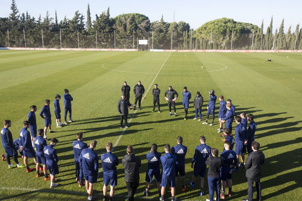 Intensidad e ilusión en el primer entrenamiento del Cádiz en 2019
