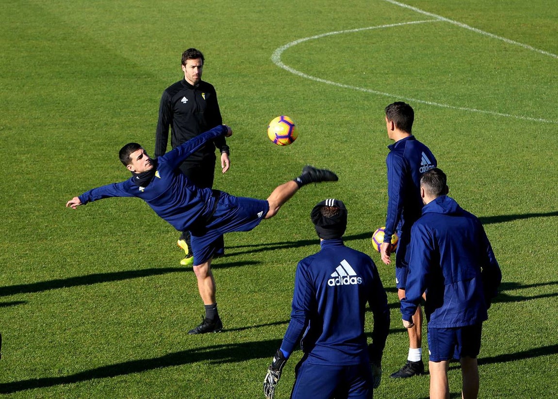 Intensidad e ilusión en el primer entrenamiento del Cádiz en 2019