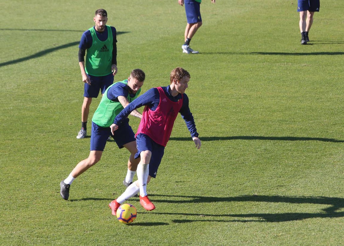 Intensidad e ilusión en el primer entrenamiento del Cádiz en 2019
