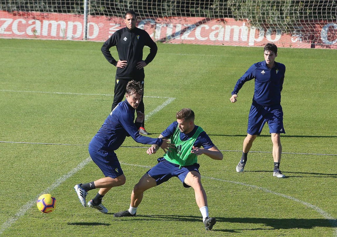 Intensidad e ilusión en el primer entrenamiento del Cádiz en 2019