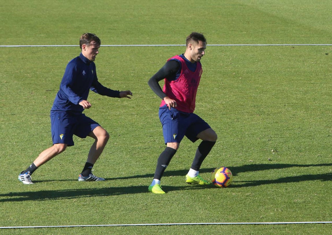 Intensidad e ilusión en el primer entrenamiento del Cádiz en 2019