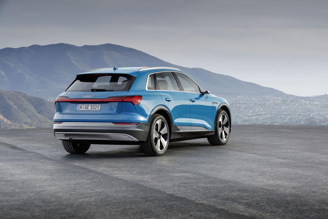 Audi e-tron quattro. Aunque estaba previsto que las primeras unidades comenzaran a entregarse a finales de 2018, parece que finalmente ocurrirá a principios de 2019. Es uno de los modelos más esperados de Audi, ya que se trata del primero 100% eléctrico de la marca.