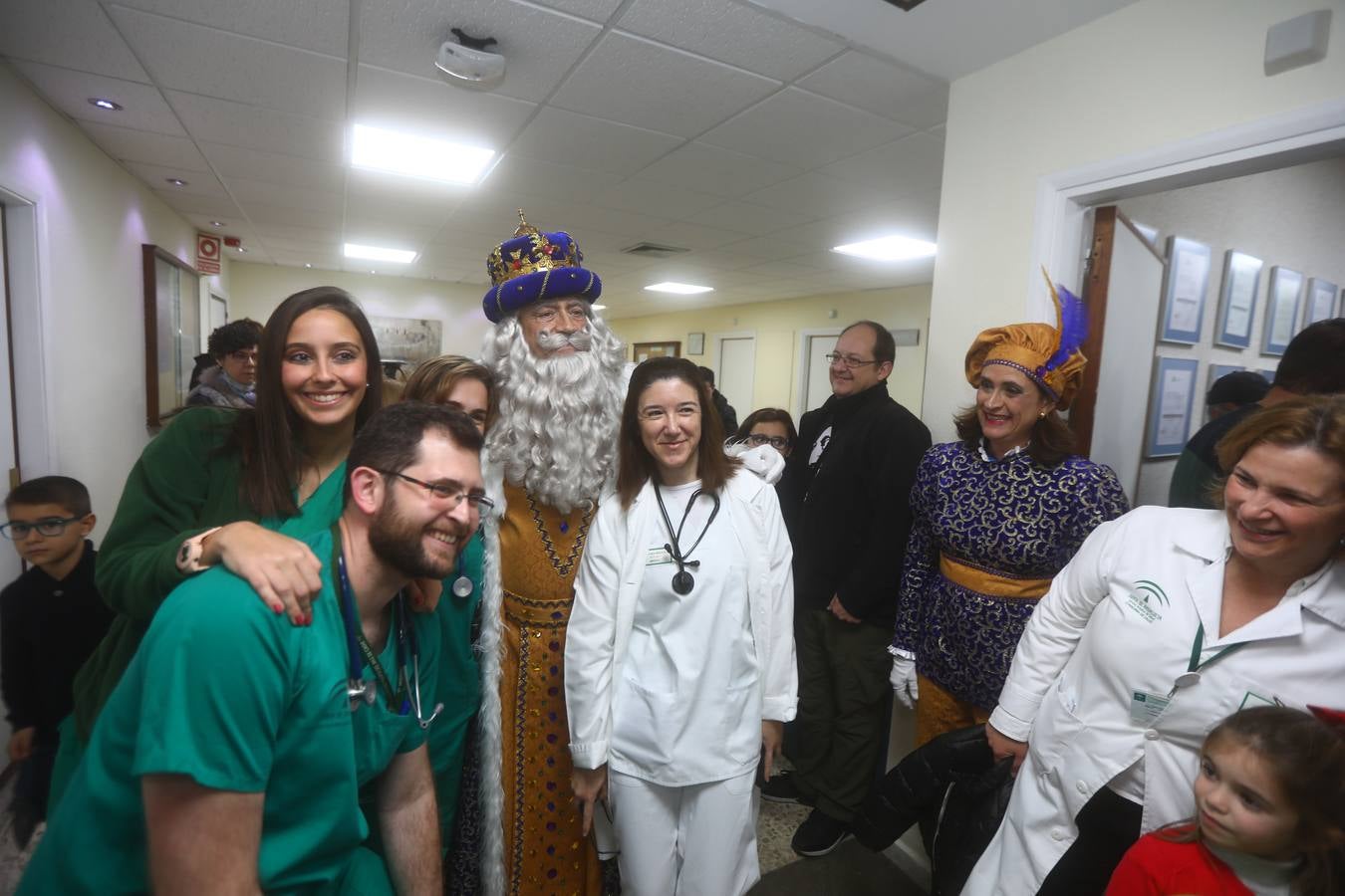 Los Reyes Magos visitan en Cádiz a los enfermos antes de la cabalgata