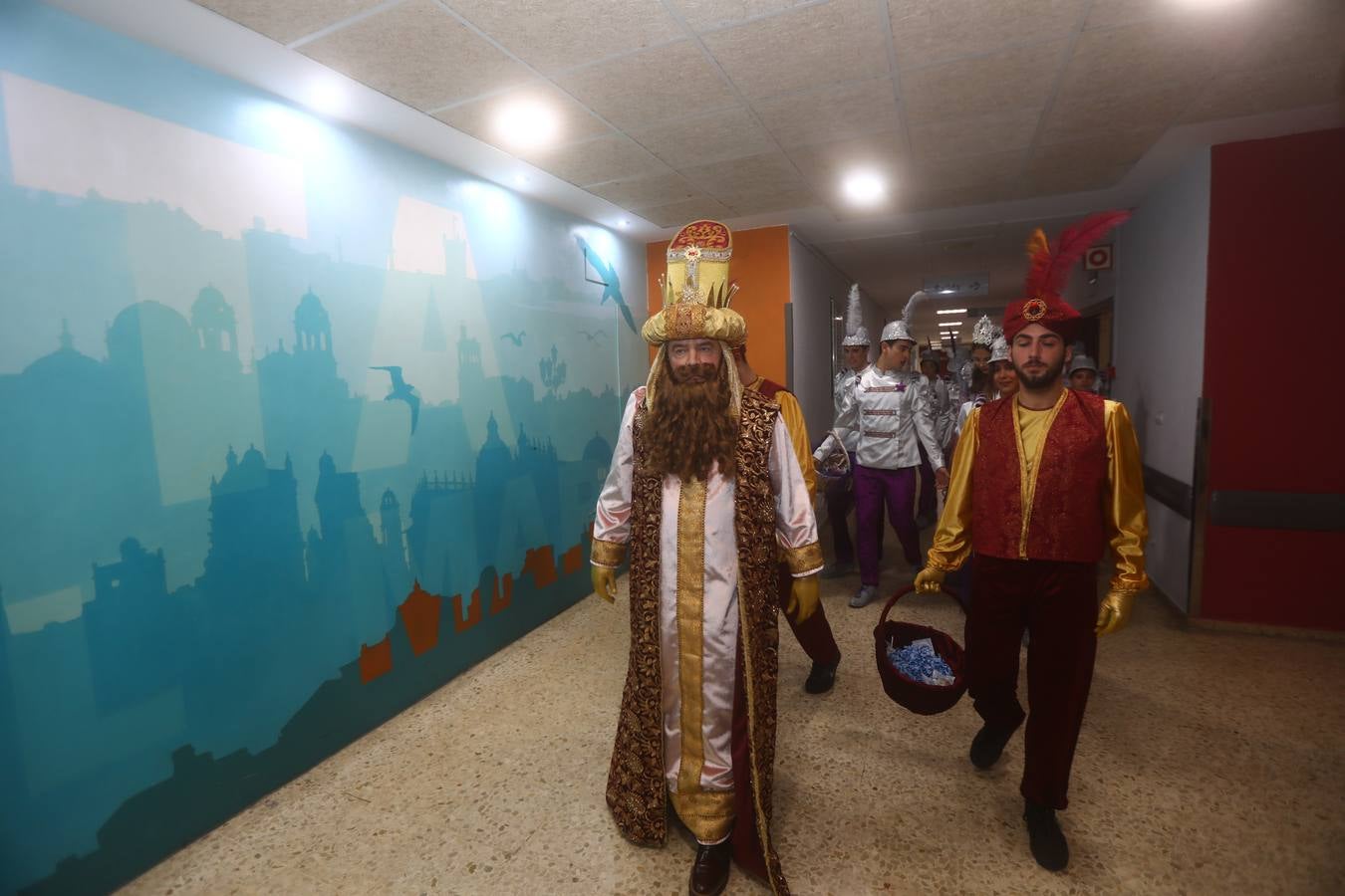 Los Reyes Magos visitan en Cádiz a los enfermos antes de la cabalgata