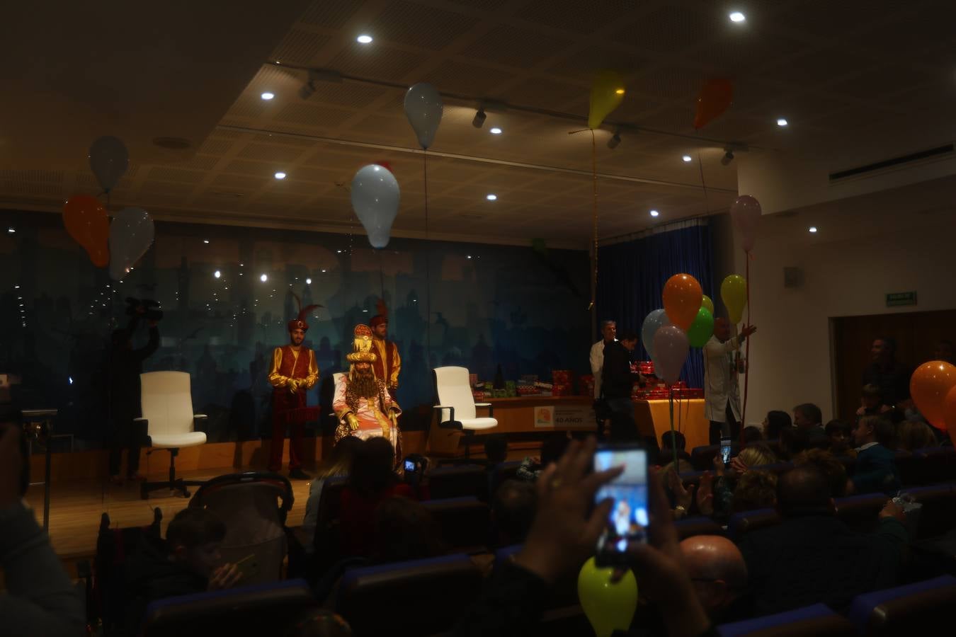 Los Reyes Magos visitan en Cádiz a los enfermos antes de la cabalgata