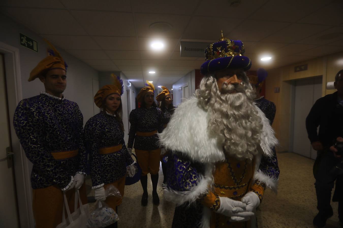 Los Reyes Magos visitan en Cádiz a los enfermos antes de la cabalgata