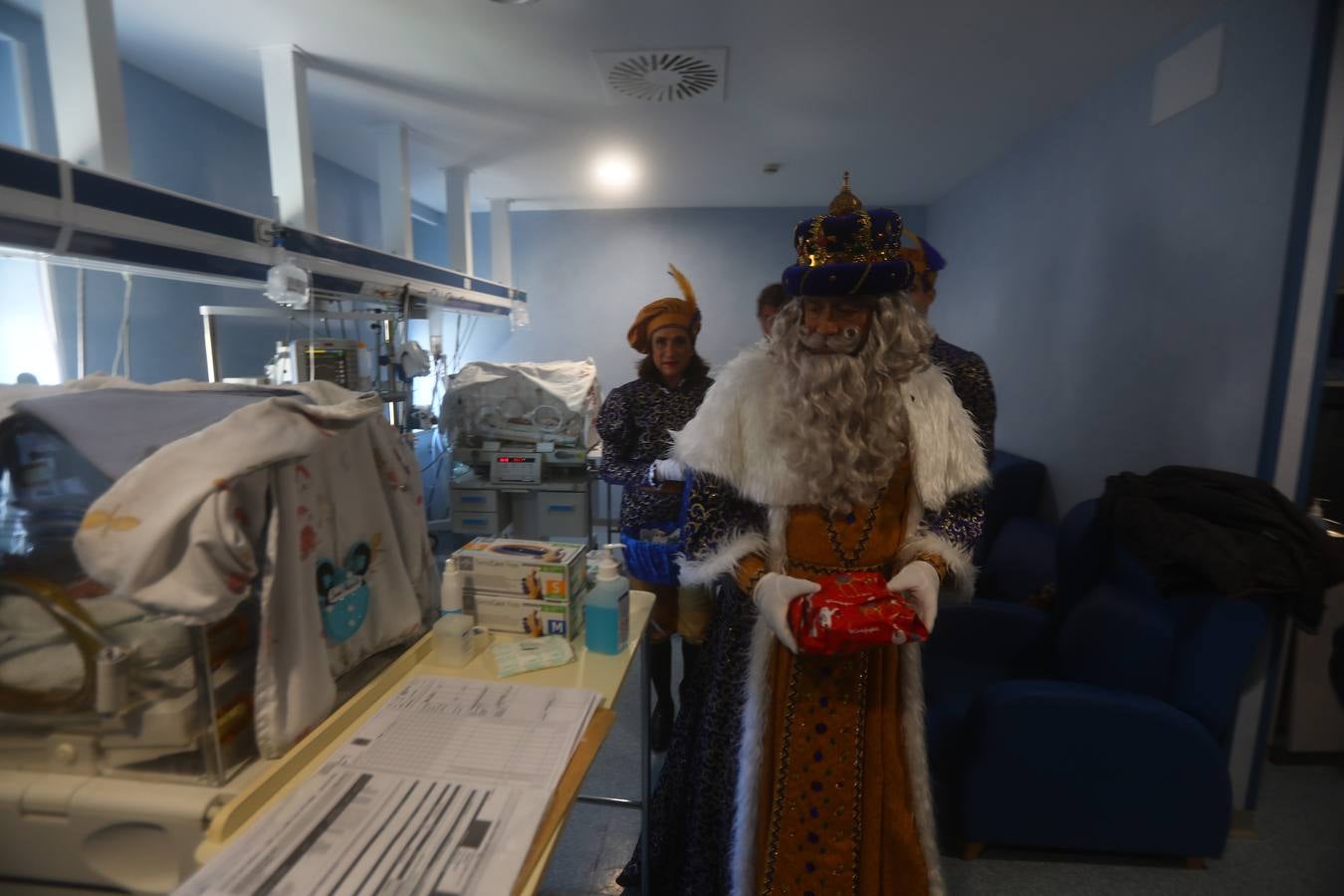 Los Reyes Magos visitan en Cádiz a los enfermos antes de la cabalgata