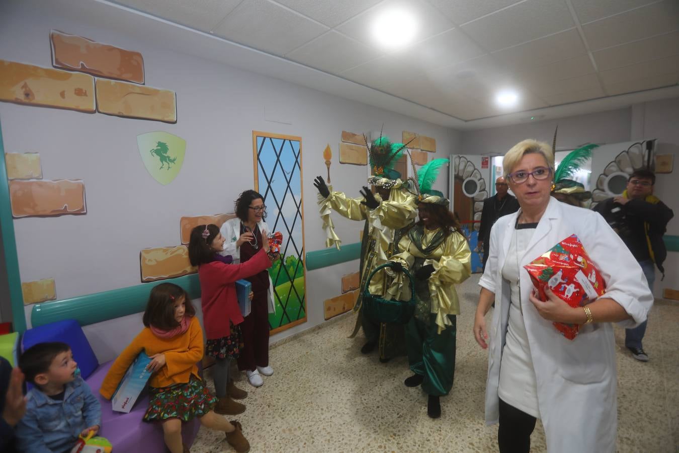 Los Reyes Magos visitan en Cádiz a los enfermos antes de la cabalgata