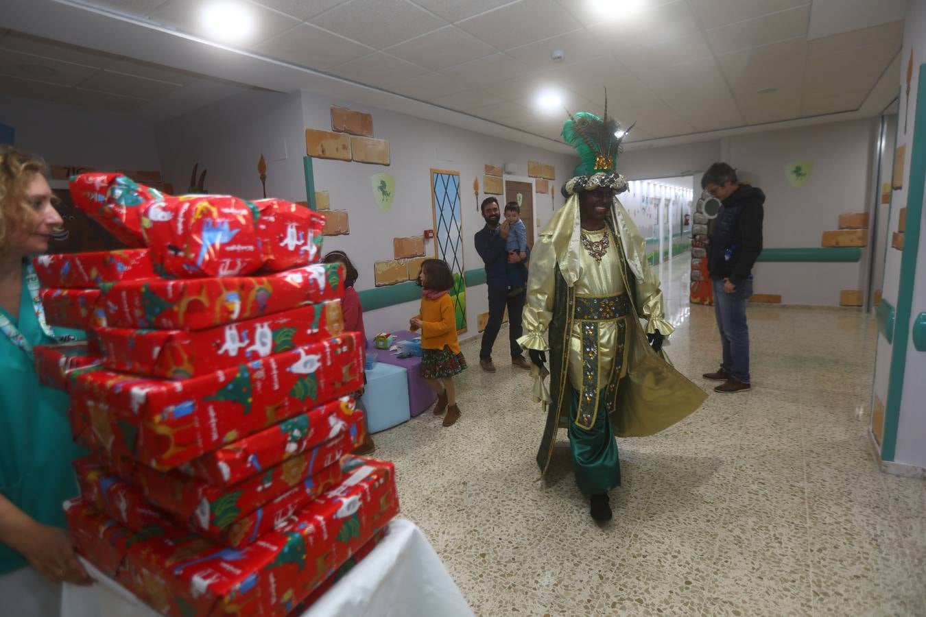 Los Reyes Magos visitan en Cádiz a los enfermos antes de la cabalgata