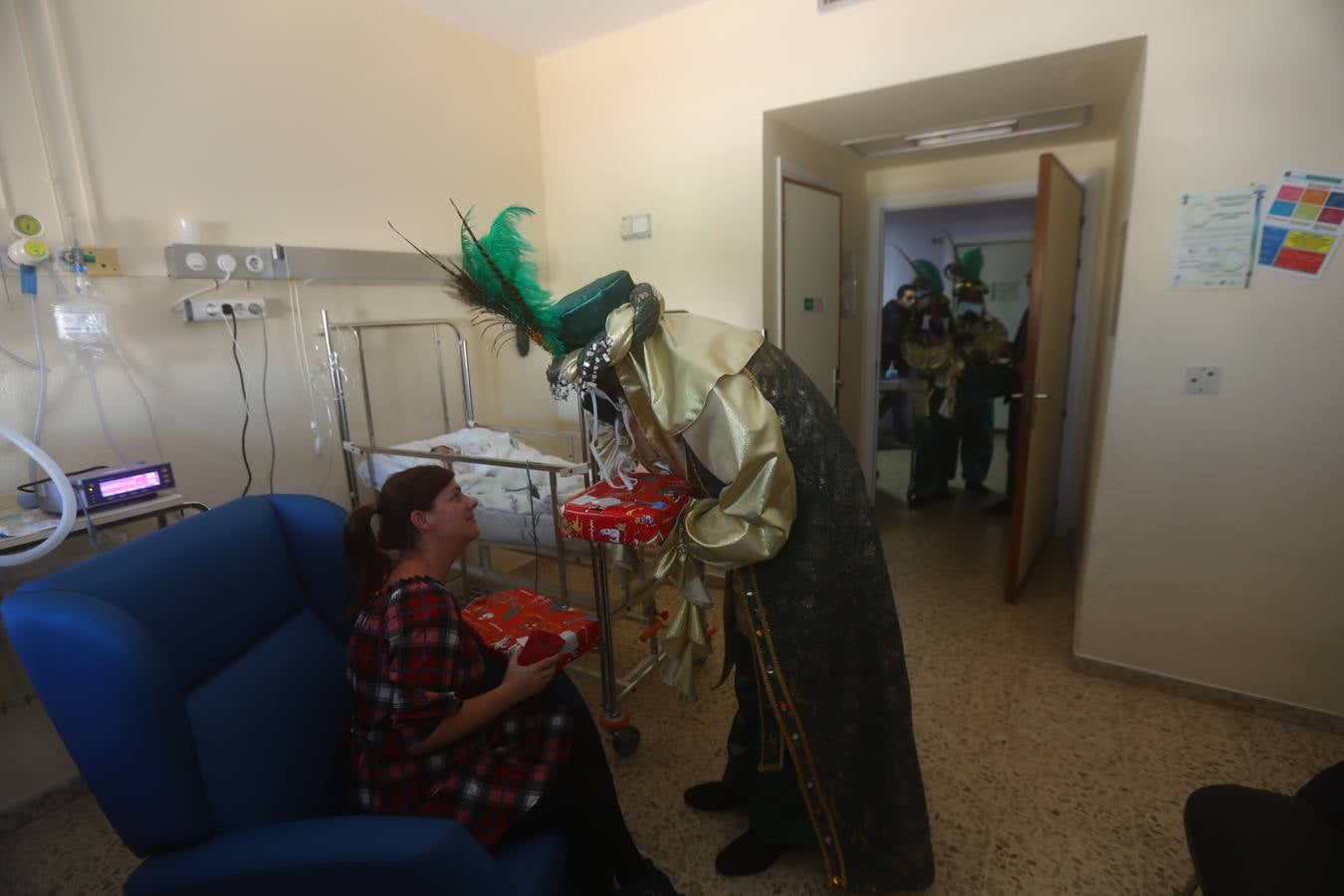 Los Reyes Magos visitan en Cádiz a los enfermos antes de la cabalgata