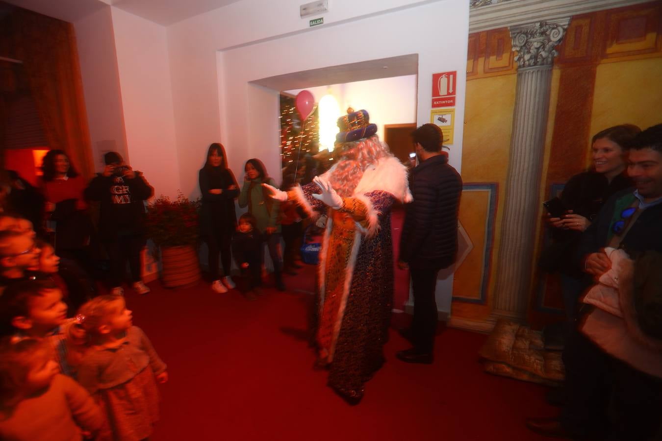 Los Reyes Magos visitan en Cádiz a los enfermos antes de la cabalgata