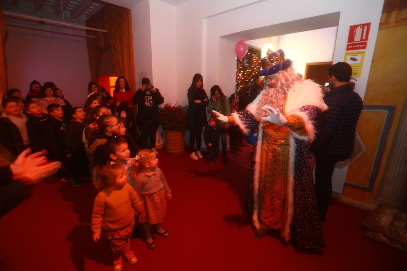 Los Reyes Magos visitan en Cádiz a los enfermos antes de la cabalgata