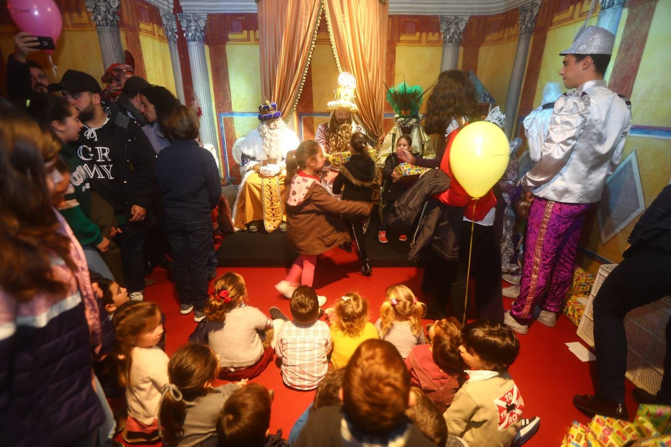 Los Reyes Magos visitan en Cádiz a los enfermos antes de la cabalgata