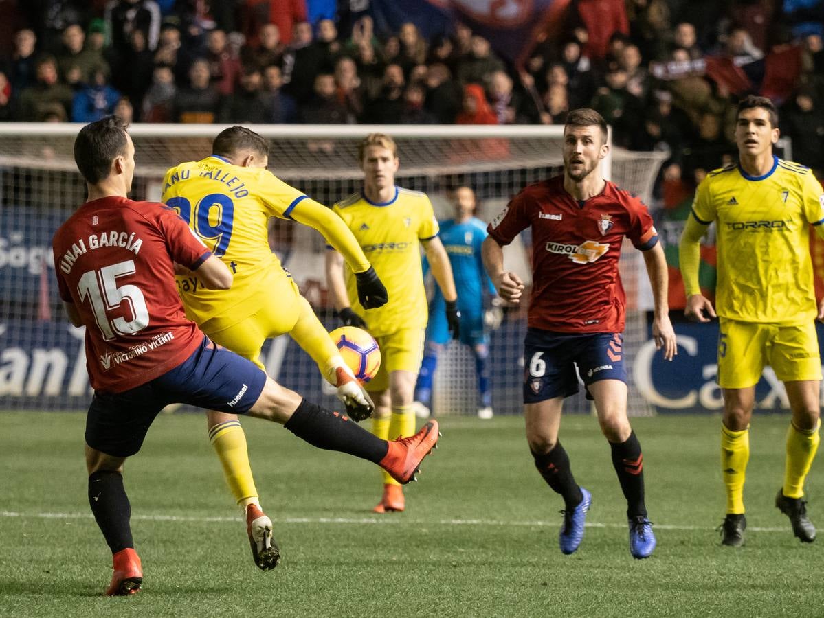 El Osasuna gana por dos goles a uno al Cádiz C.F. en el Sadar