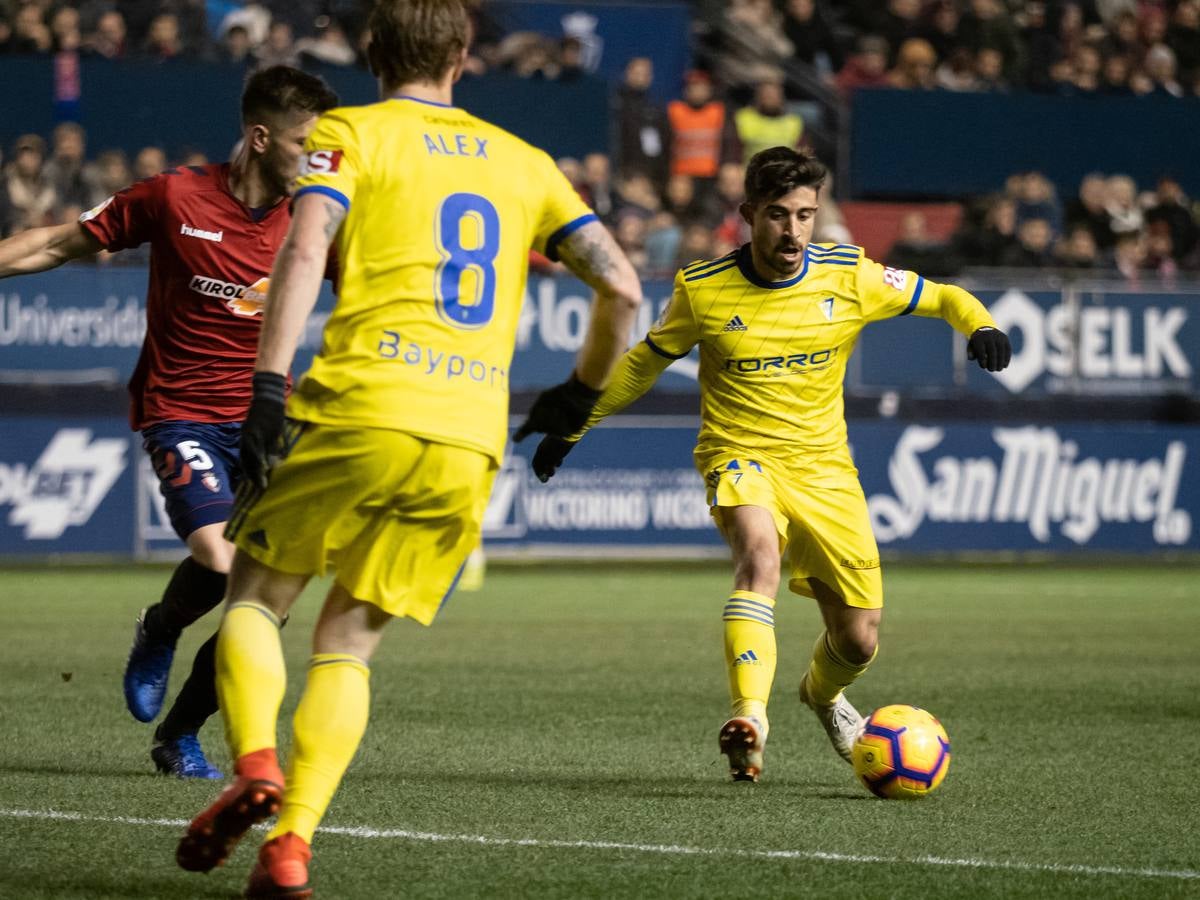 El Osasuna gana por dos goles a uno al Cádiz C.F. en el Sadar