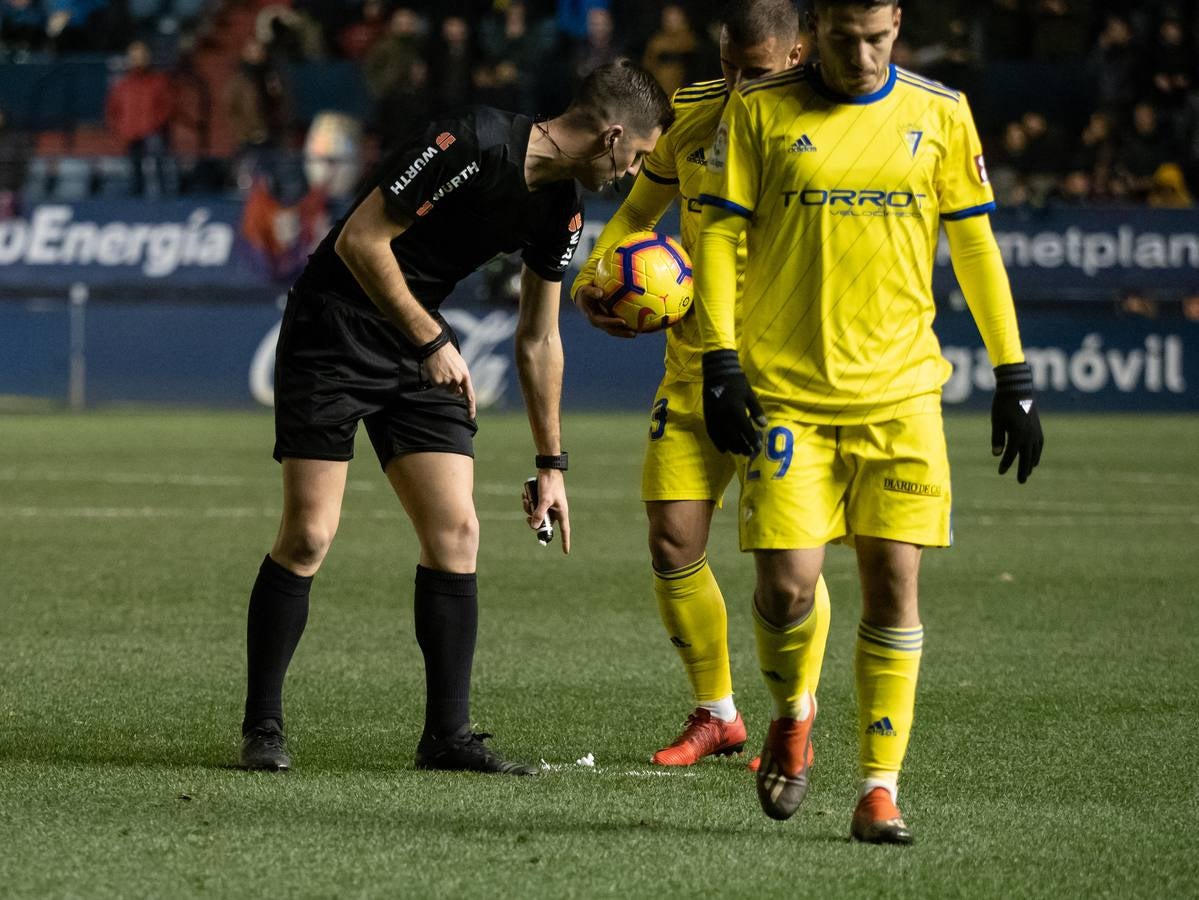 El Osasuna gana por dos goles a uno al Cádiz C.F. en el Sadar