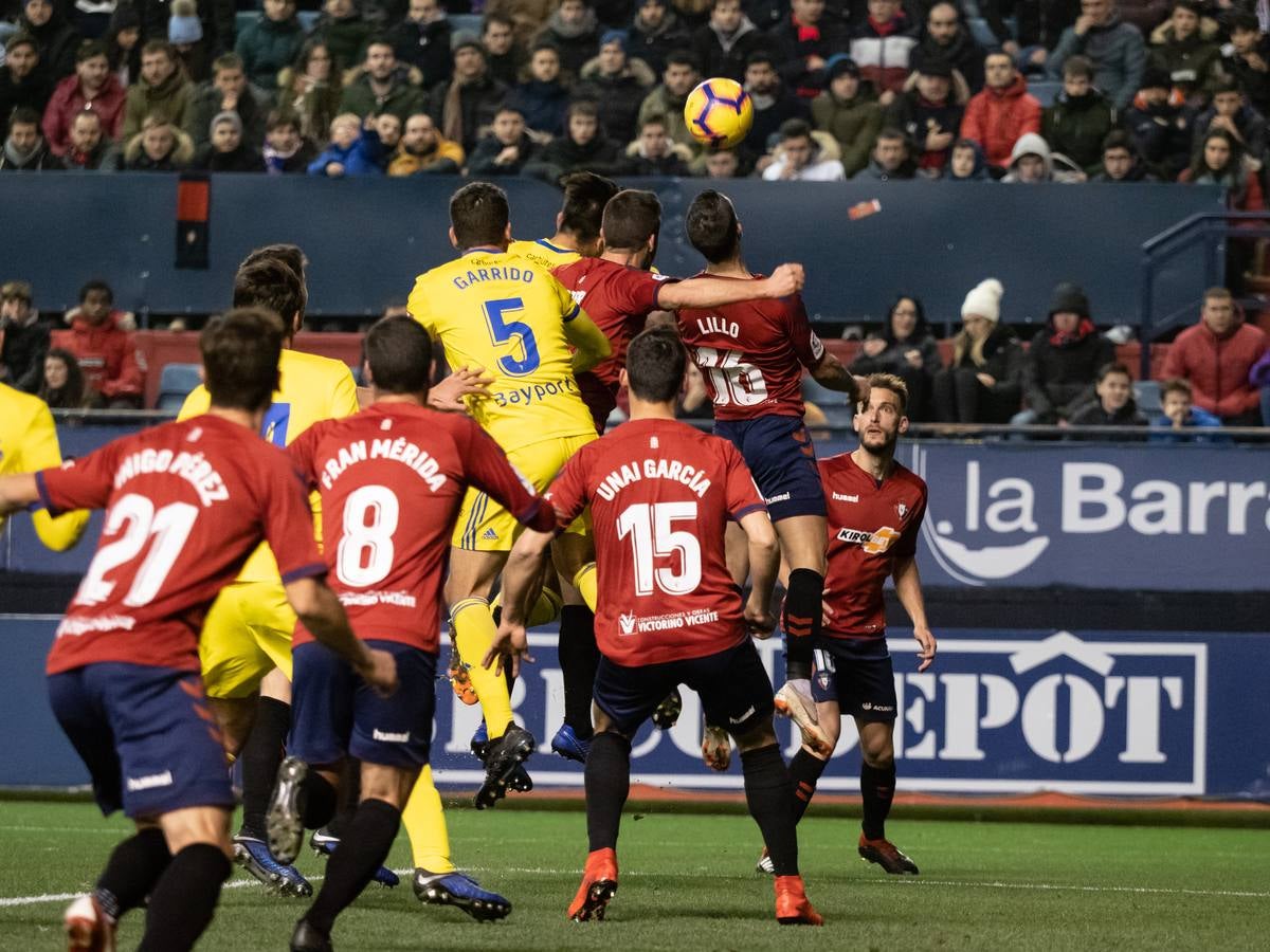 El Osasuna gana por dos goles a uno al Cádiz C.F. en el Sadar