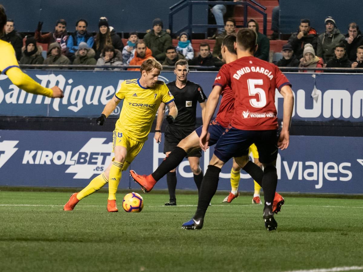 El Osasuna gana por dos goles a uno al Cádiz C.F. en el Sadar