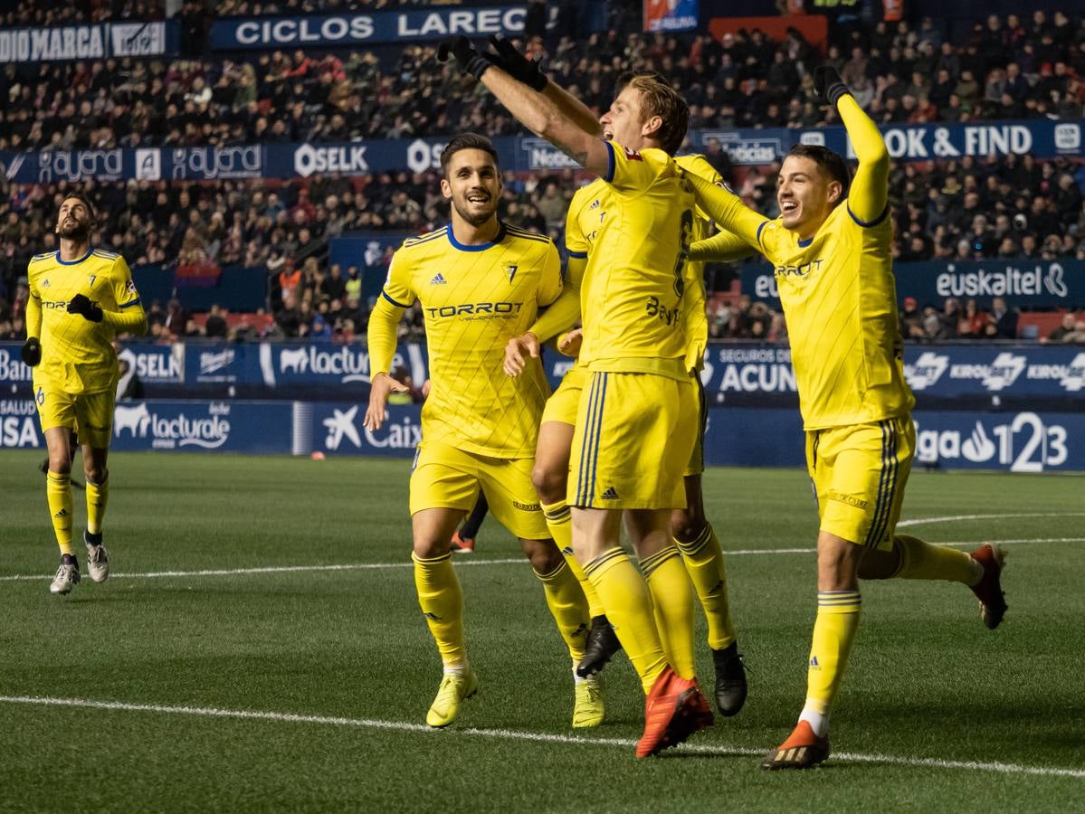 El Osasuna gana por dos goles a uno al Cádiz C.F. en el Sadar