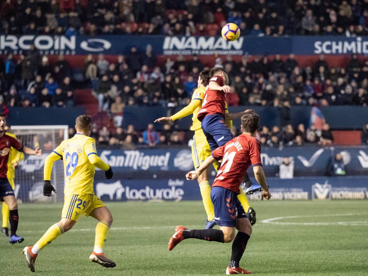 El Osasuna gana por dos goles a uno al Cádiz C.F. en el Sadar